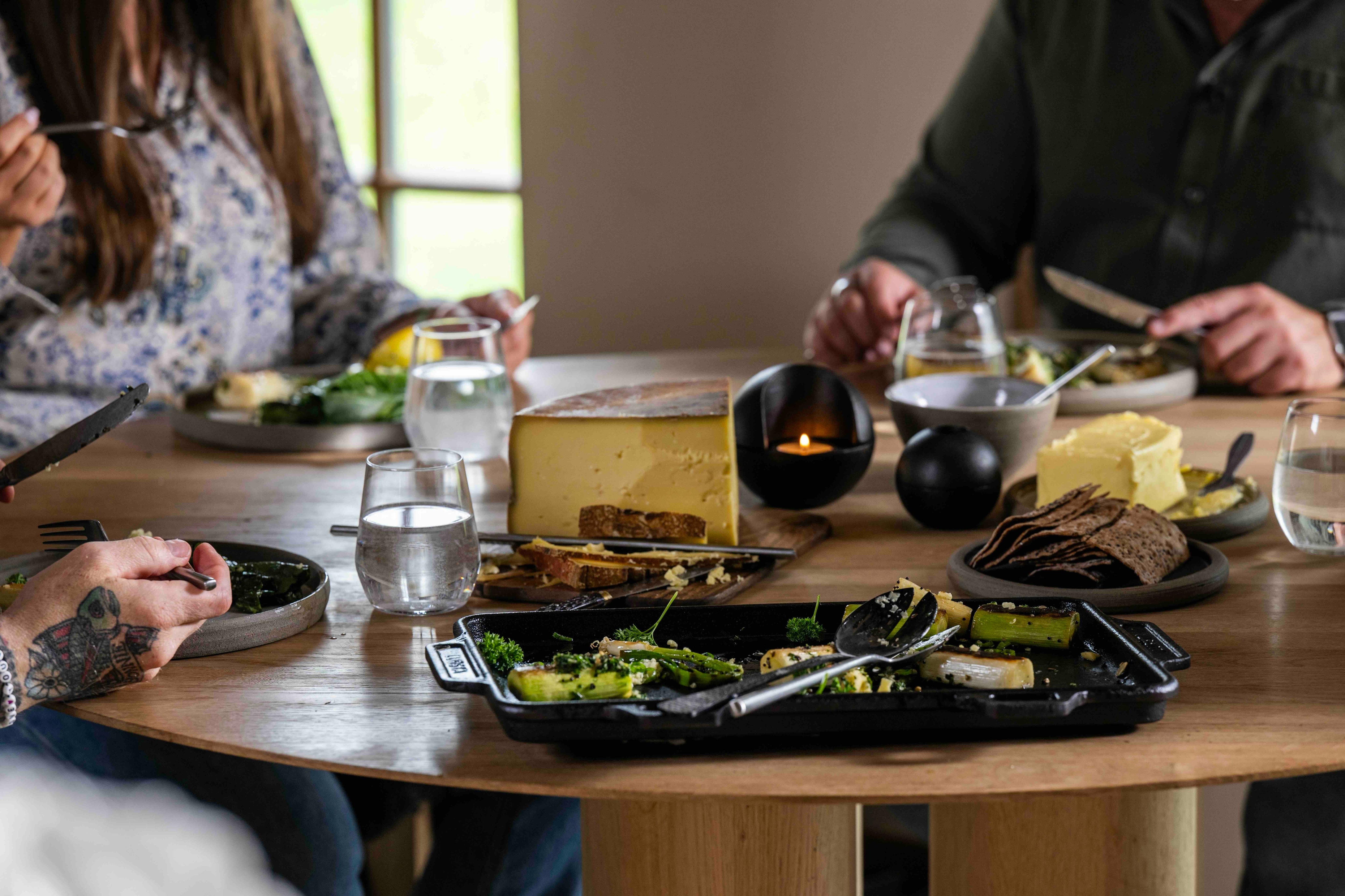 Purjo, sallad och lök i varm harmoni